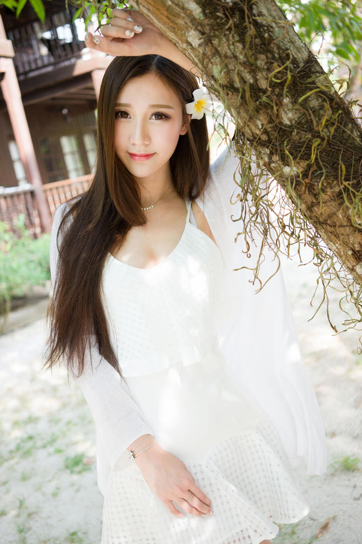 搭在树上的性感超短裙美女