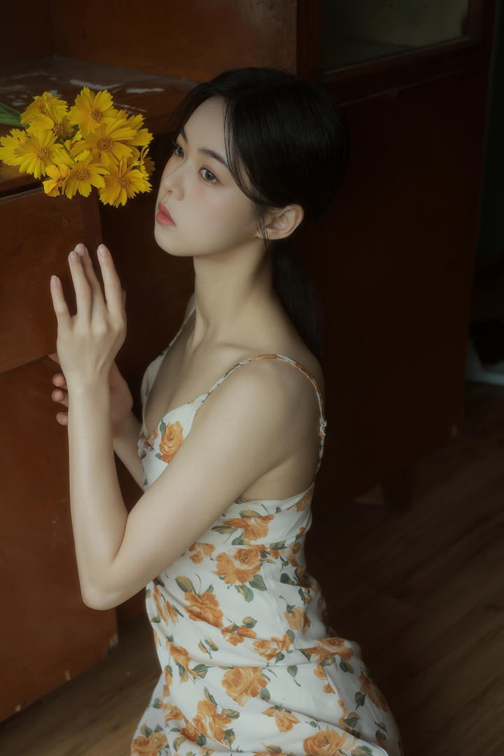 穿吊带长裙的气质女生高清壁纸大全