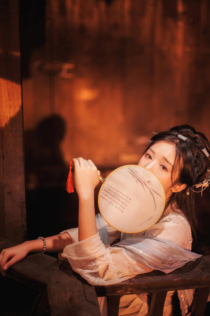 拿着圆扇的漂亮古装汉服美女人体艺术摄影图片