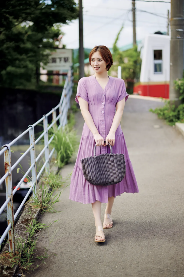 日本紫色长裙美女图片