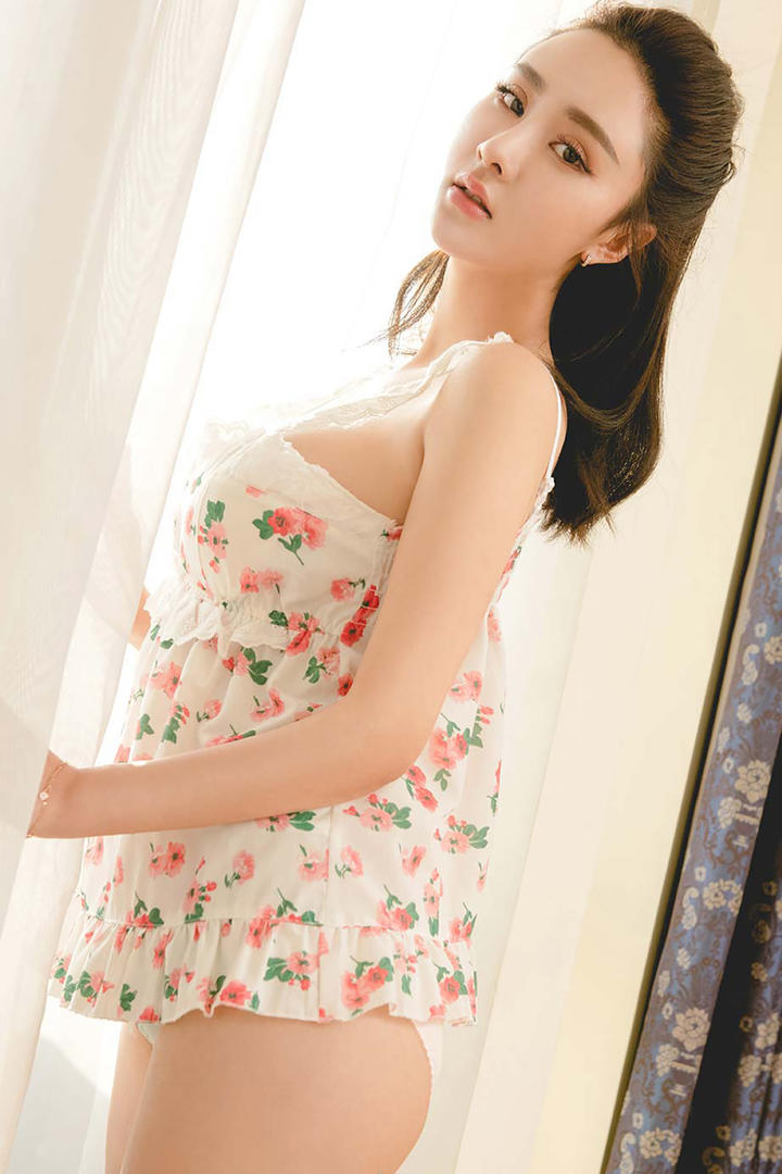 窗帘边的高清性感大胸美女写真图片