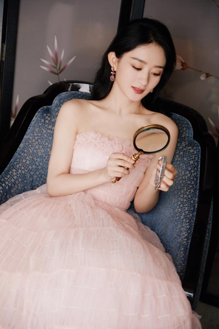 拿着放大镜的美女明星赵丽颖图片