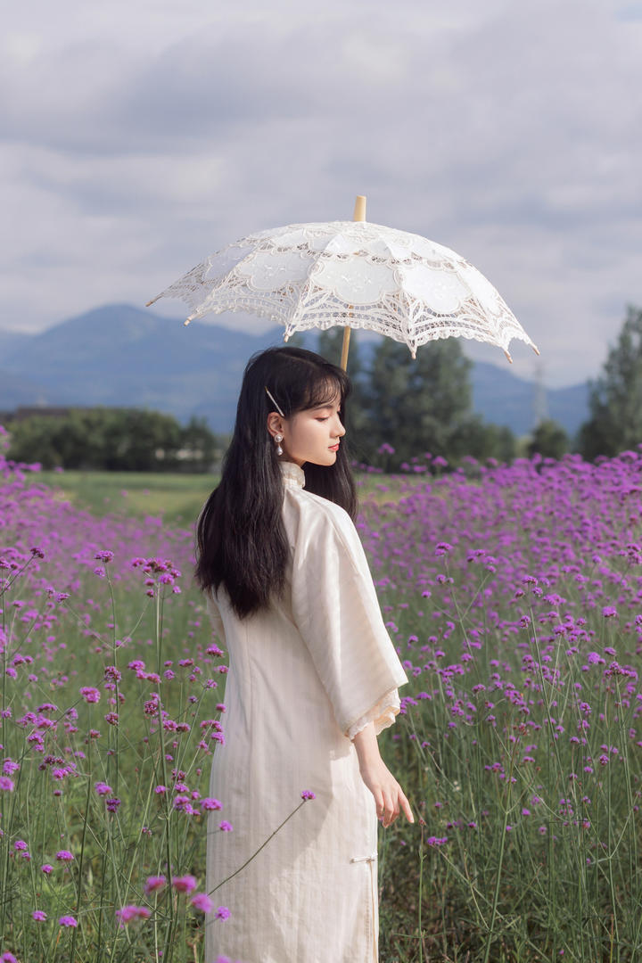 花丛中的清纯漂亮美女背影唯美写真图片