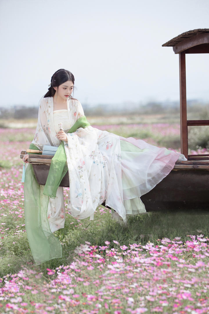 花园里的白色古装美女高清唯美艺术照