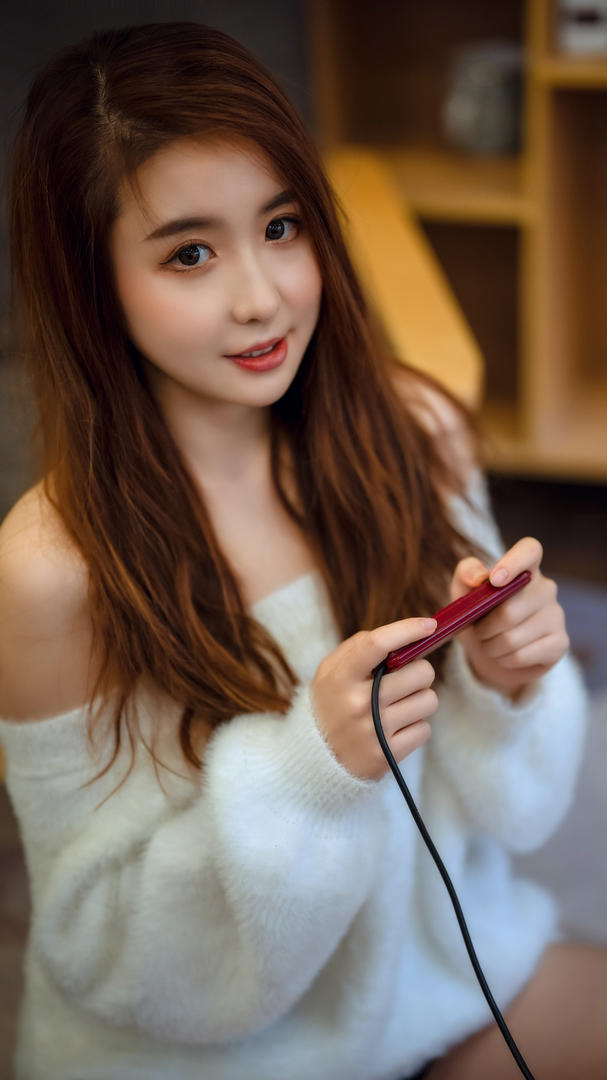 打游戏机的清纯甜美女生写真图片大全