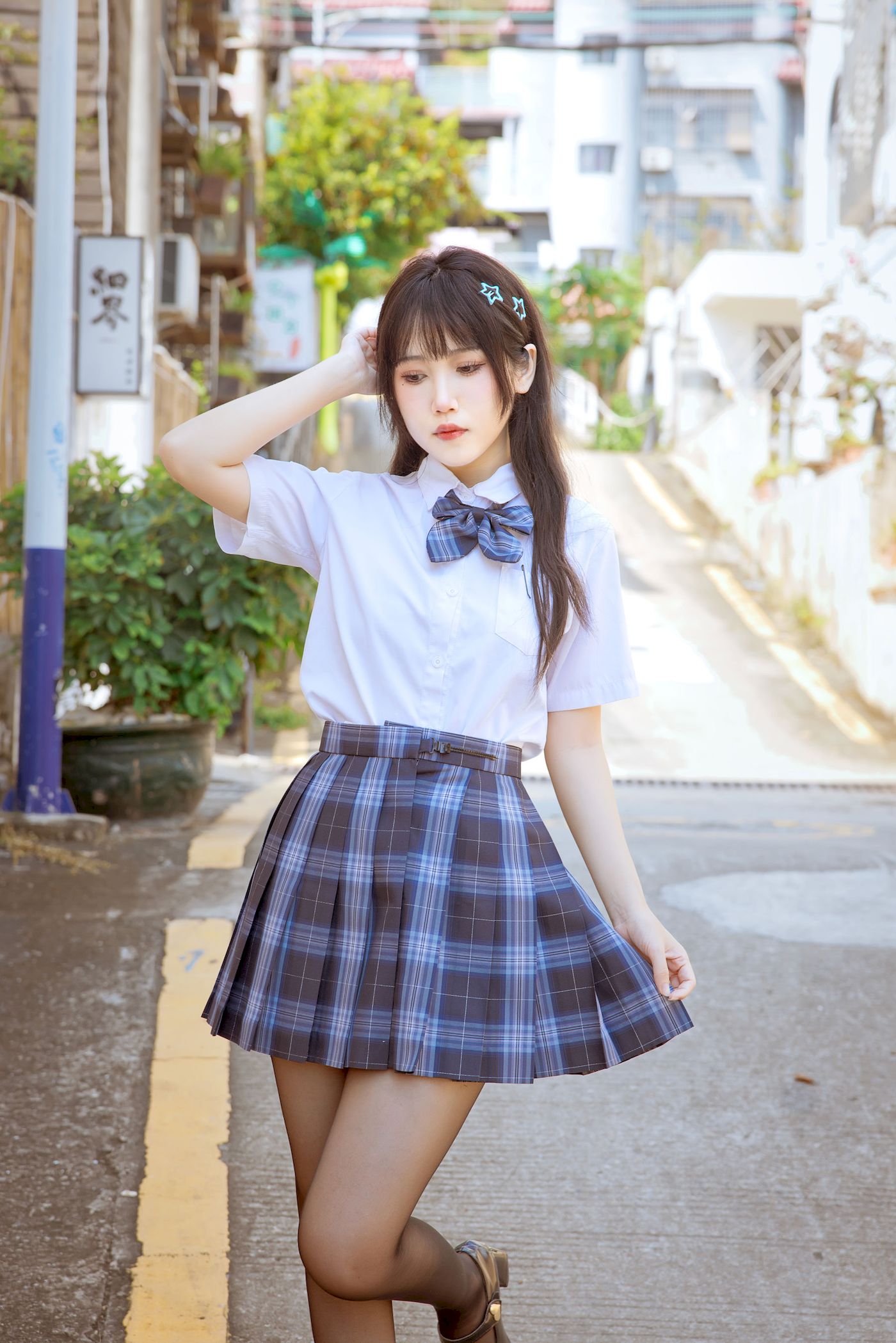 不呆猫身穿学生装JK制服搭配黑丝美腿妩媚写真