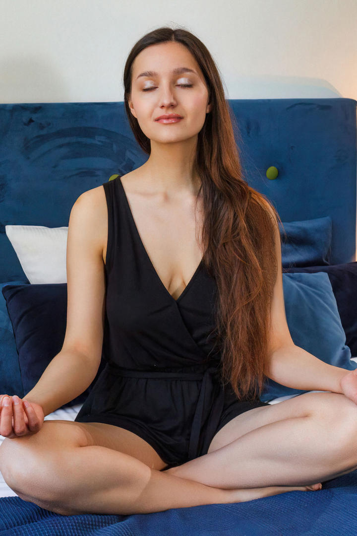 盘腿冥想的欧美美女高清人像艺术写真图片