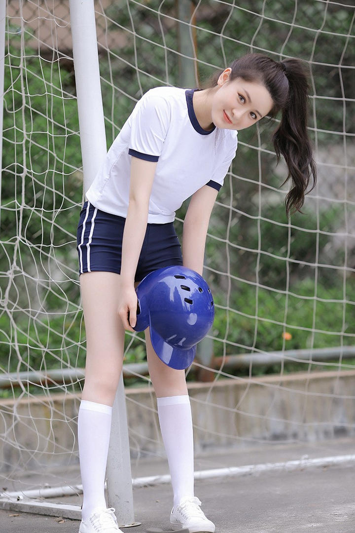 高清户外打棒球的马尾辫清纯美女写真图片
