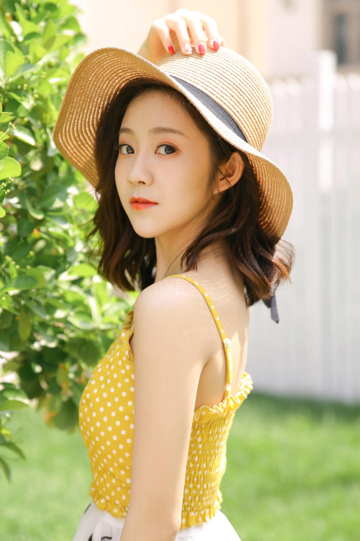 戴着帽子的清纯美女户外写真图片