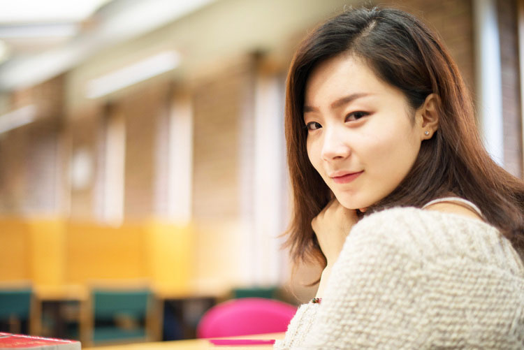 图书馆偶遇的甜美校花