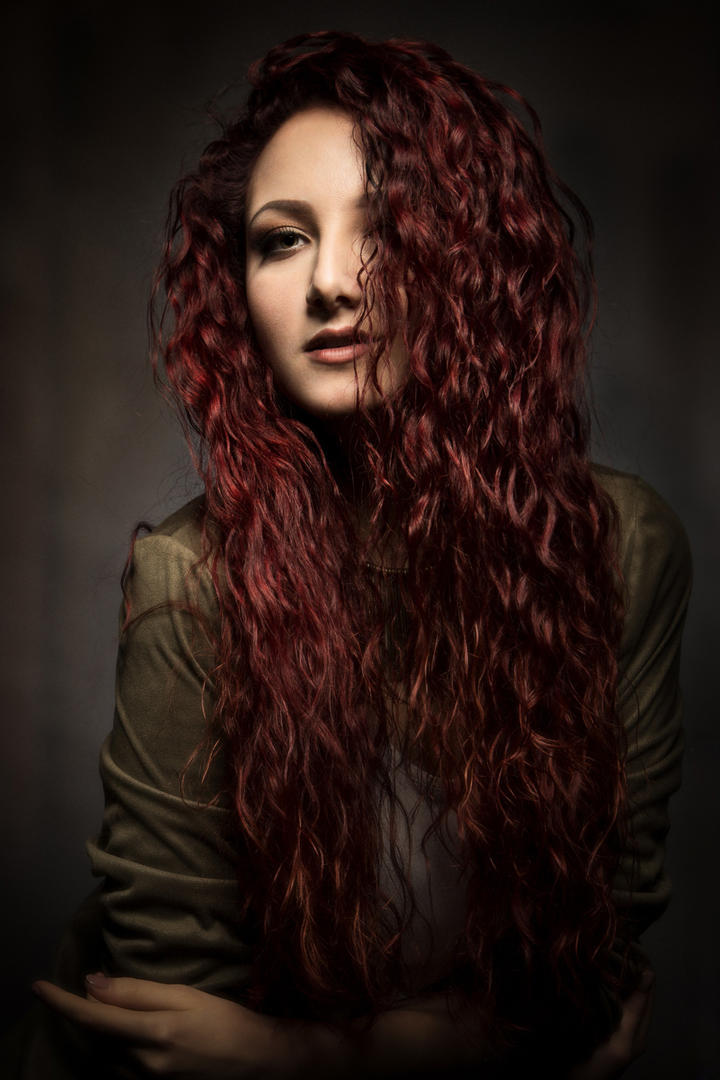 欧美高清卷发美女肖像艺术写真