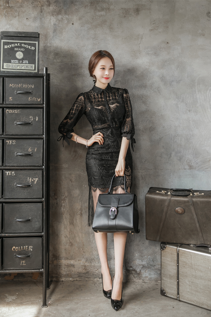 靠在墙上的高清韩国漂亮美女写真图片