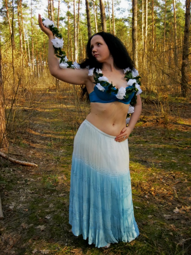 树林性感美女图片