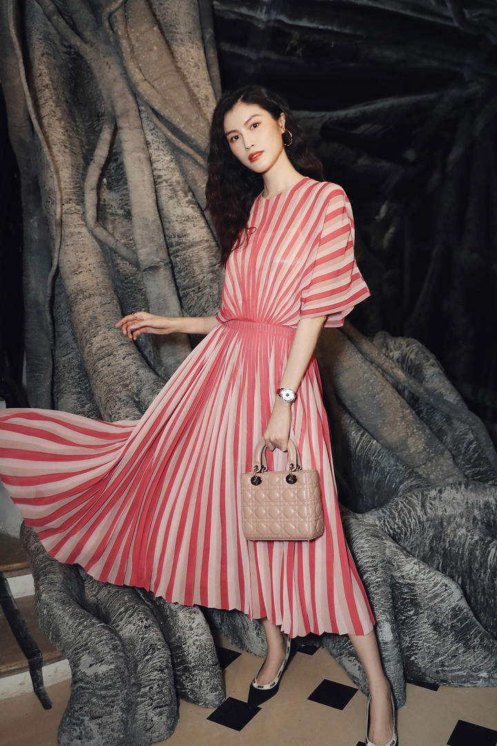 大树下的气质女星何穗写真