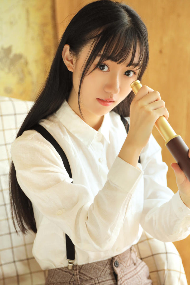 拿着望远镜的清纯可爱女生图片