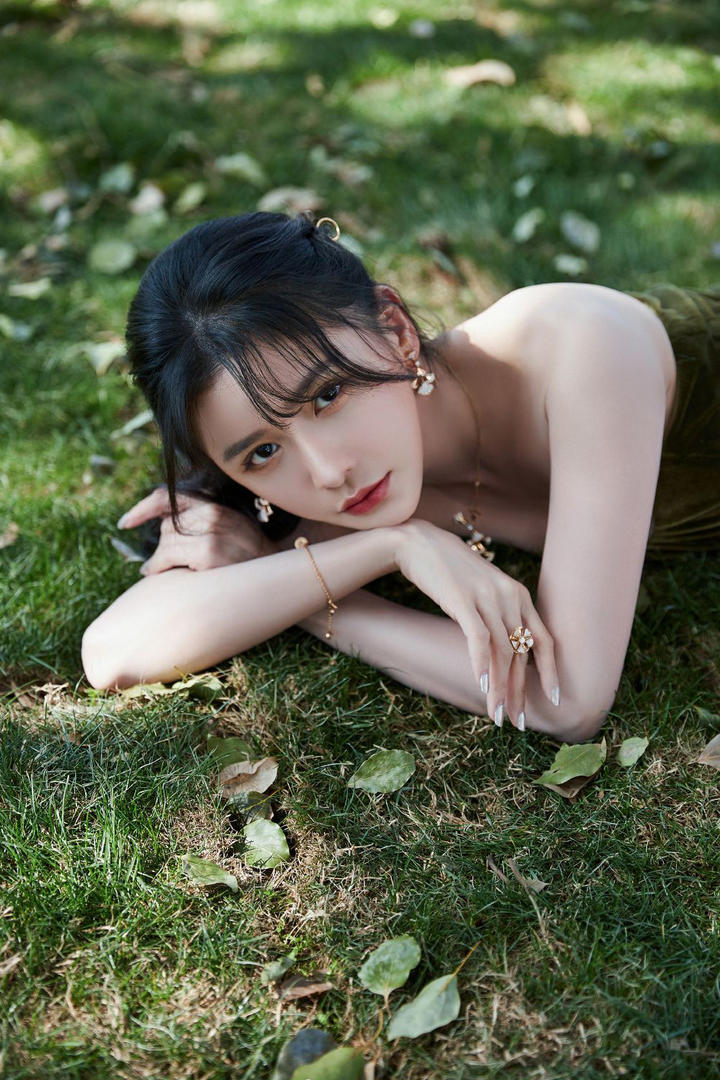 草地上的美女明星蔡卓宜户外优雅气质迷人写真照片