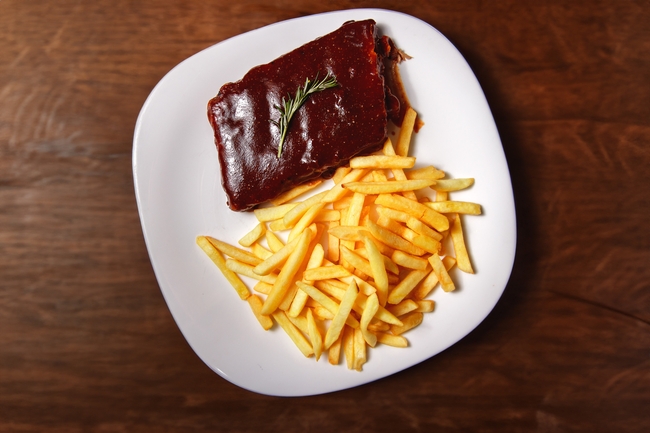 红色番茄酱薯条图片