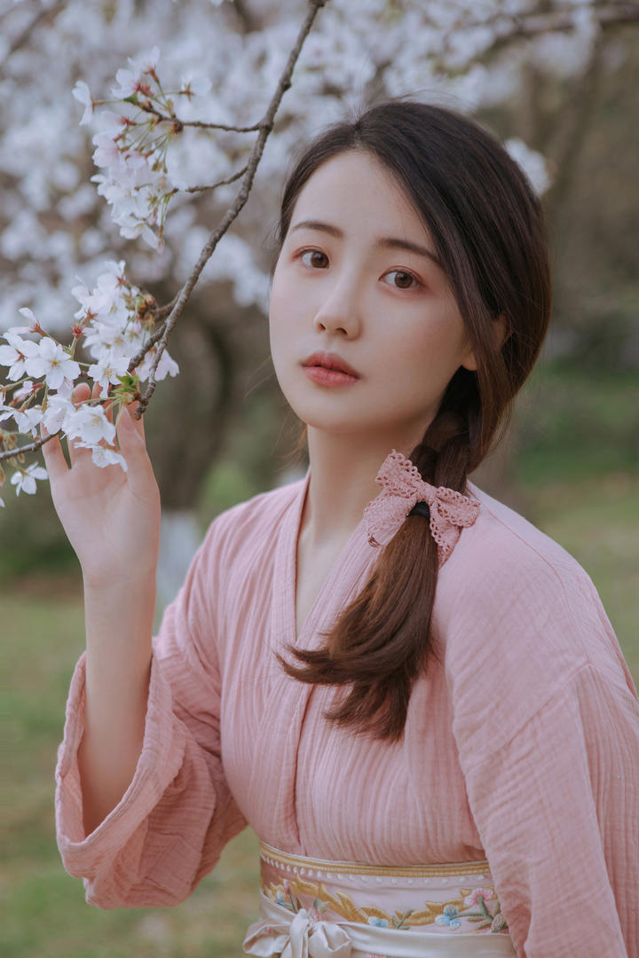 户外赏花的清纯美女小四月写真图片