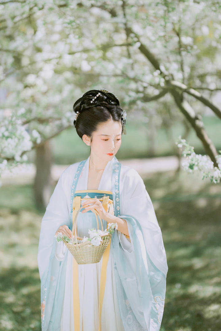 采花的高清古装汉服美女壁纸图片下载