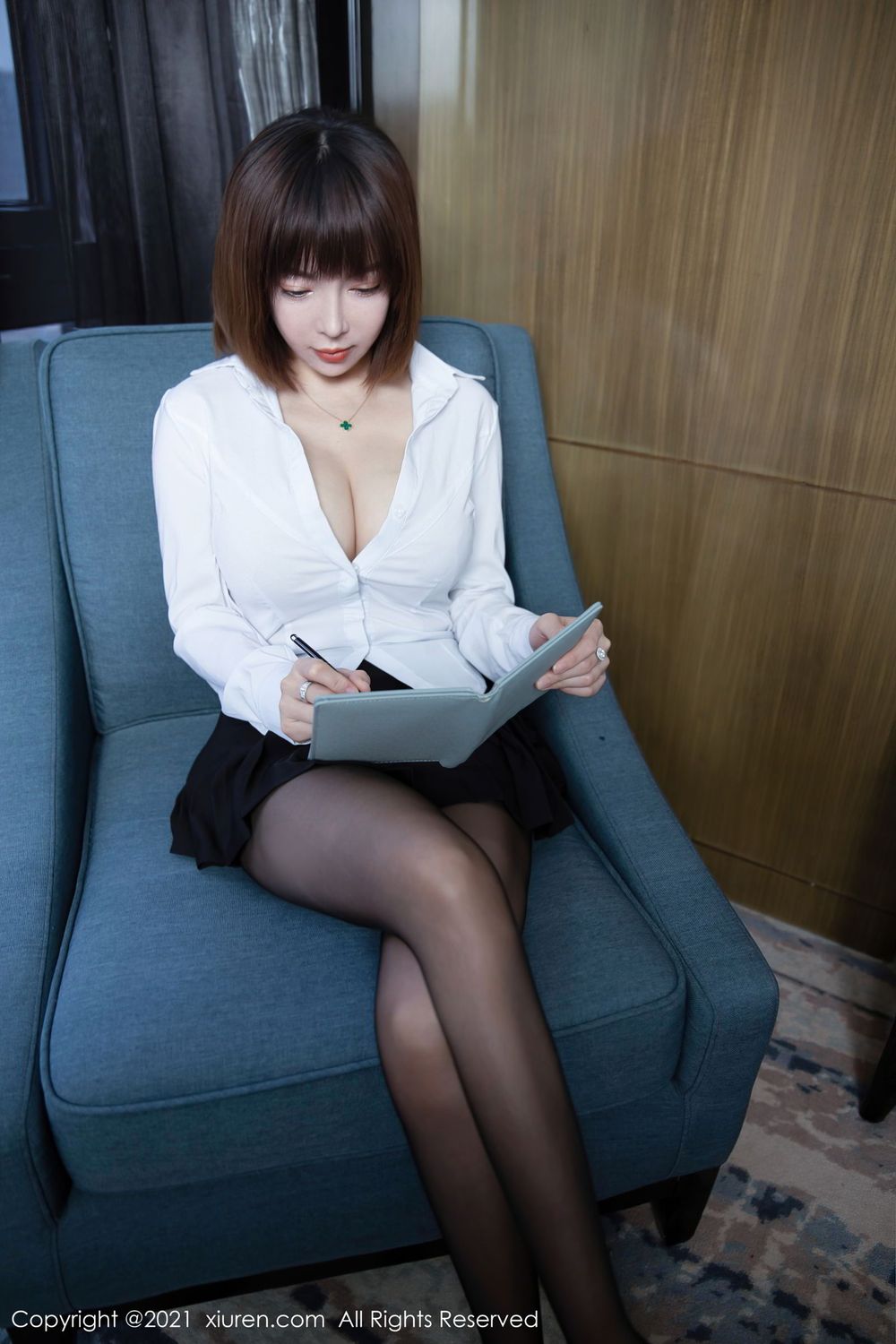 秀人网新人模特大白兔吖白衬衫职场OL丰腴黑丝系列首套写真