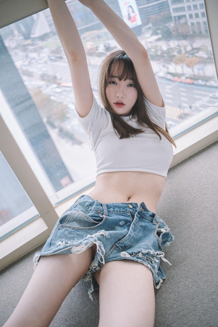 韩国小蛮腰美女破洞牛仔裤穿搭性感自拍图片