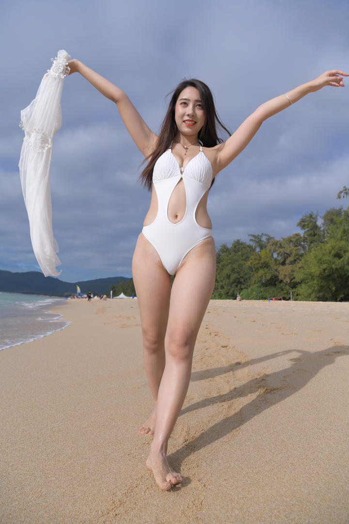 沙滩上跳舞的比基尼美女模特性感壁纸图片