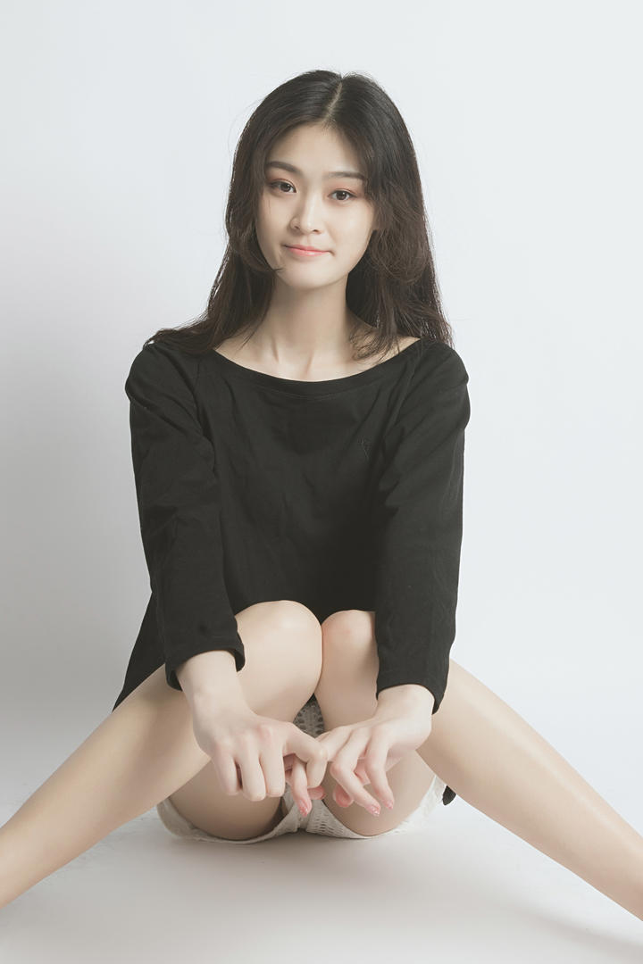 漂亮的女大学生嘉丽兼职平面模特人体写真图片