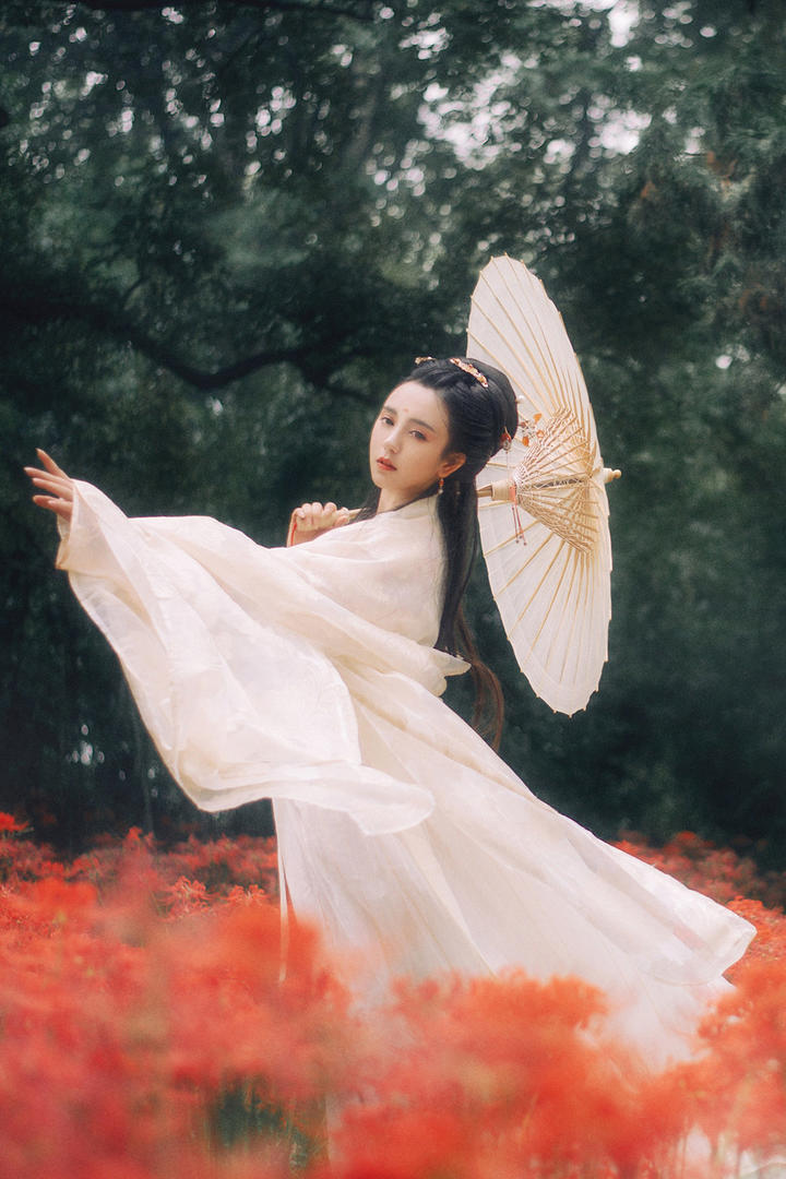 穿着白色长裙的古装美女图片摄影