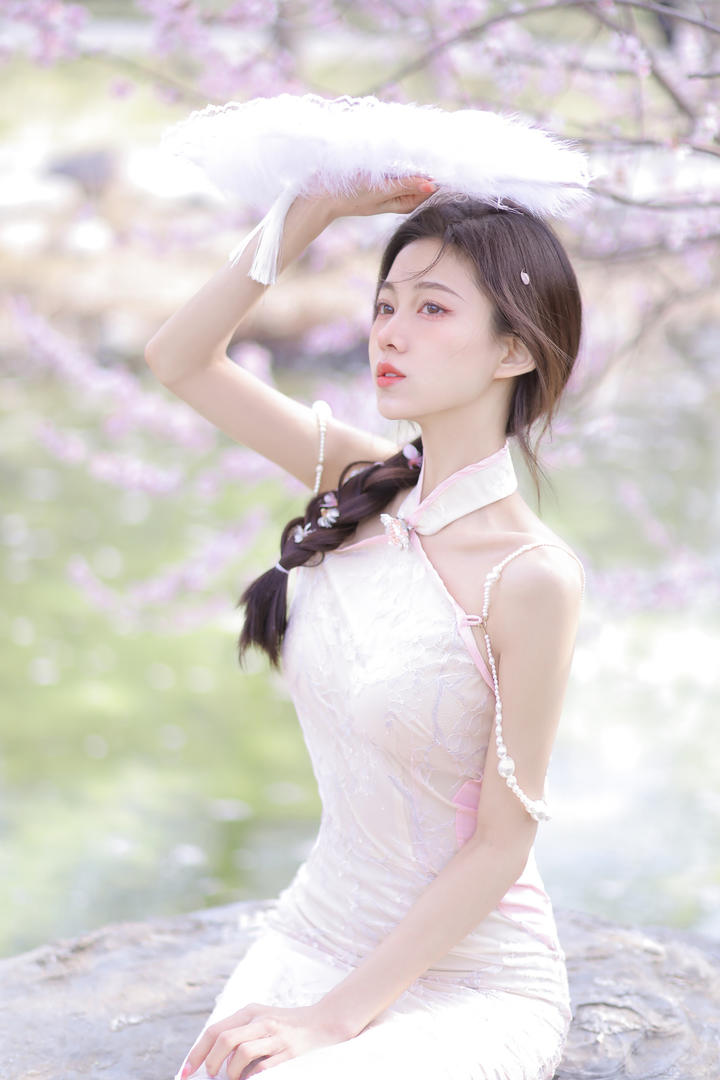 桃花树下的优雅旗袍美女唯美艺术照图片