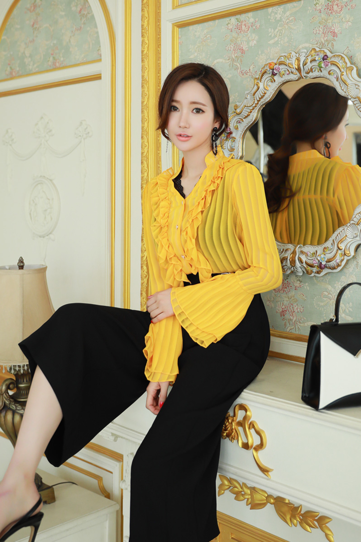 坐在柜子上的韩国极品女神李妍静图片