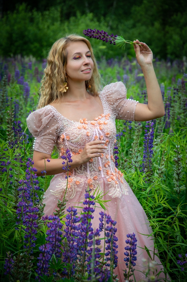 夏季漂亮连衣裙美女花丛写真摄影图片