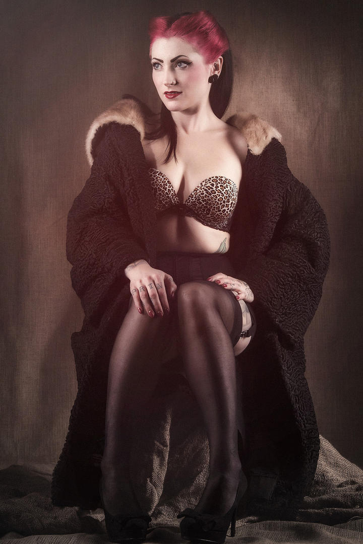 穿着大衣的欧美红发成熟美女人体艺术照欣赏