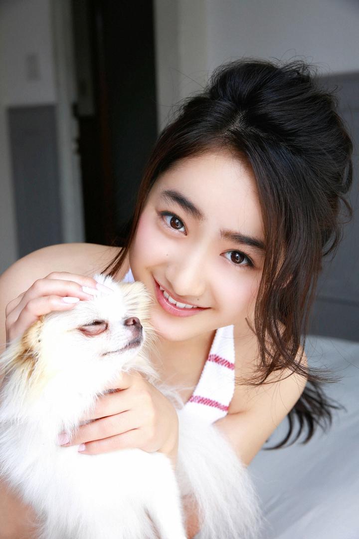 抱着小狗的日本可爱清纯女生写真图片