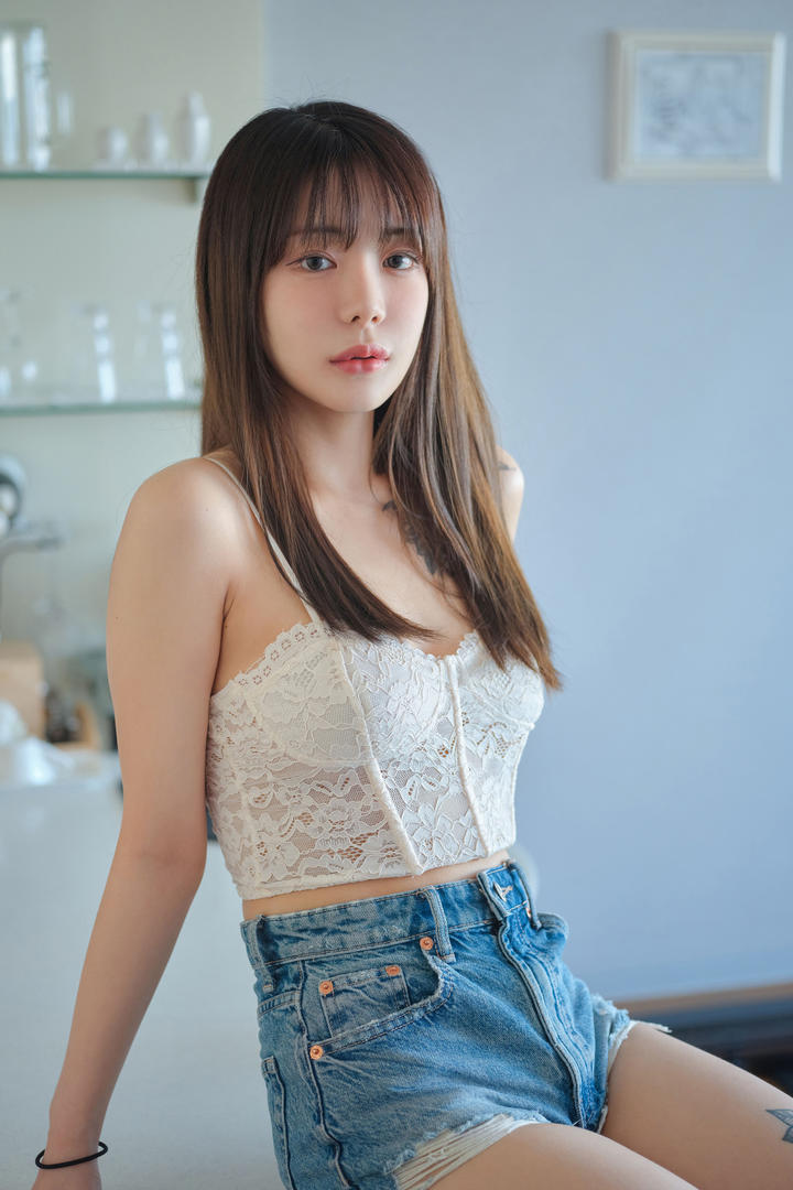 韩国长发美女模特牛仔短裤穿搭高清私房照欣赏