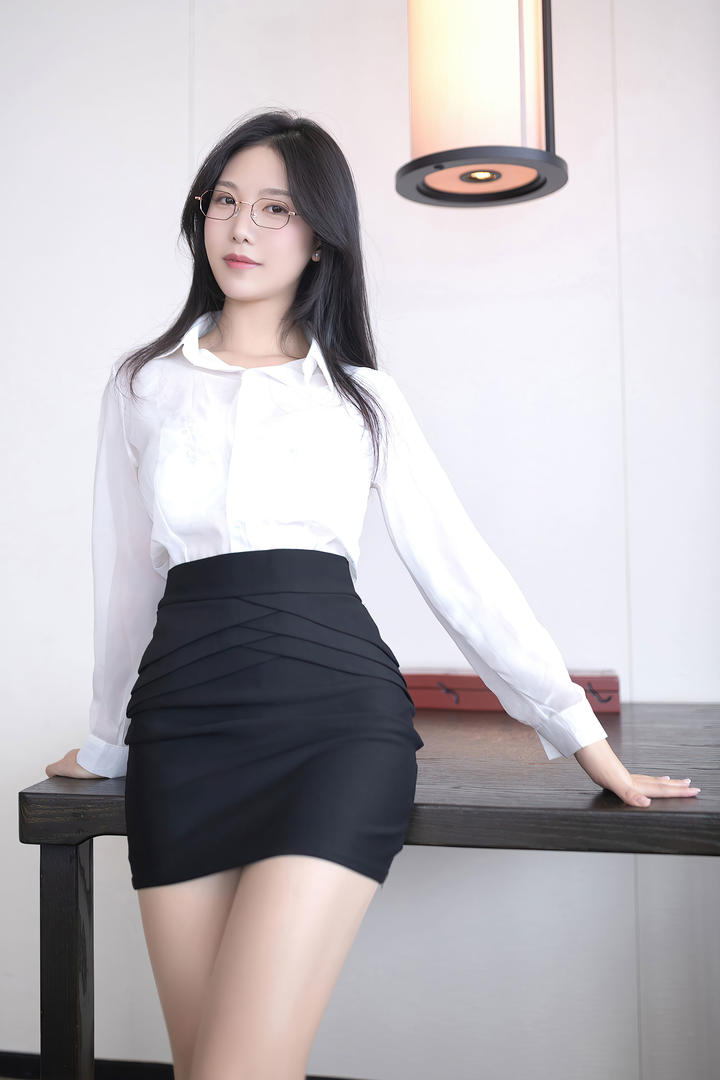 性感妩媚的女教师利世制服诱惑图片
