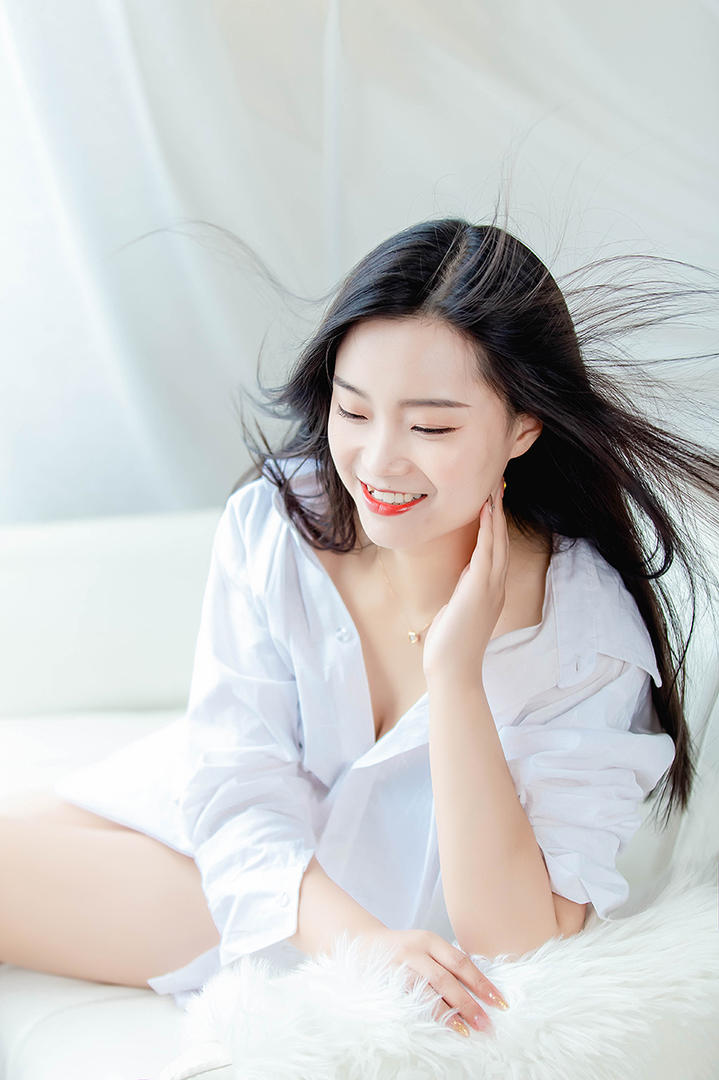 笑容甜美的清纯美女白领私房照图片
