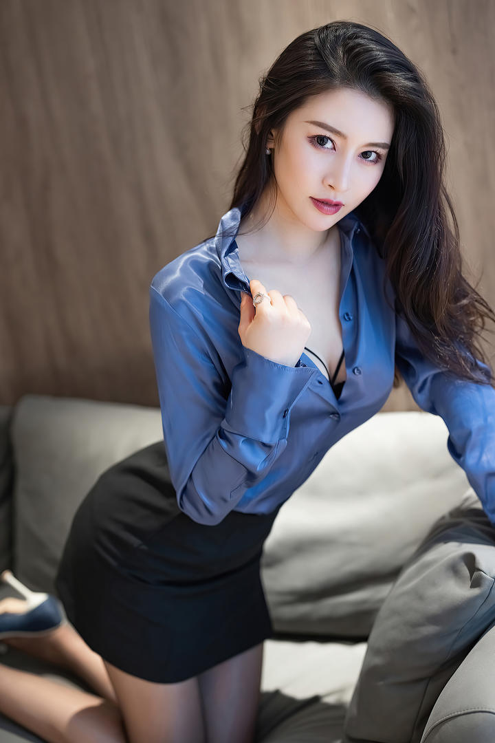 超高清丝袜美腿美女Vanessa扯开衣领大胆写真图片