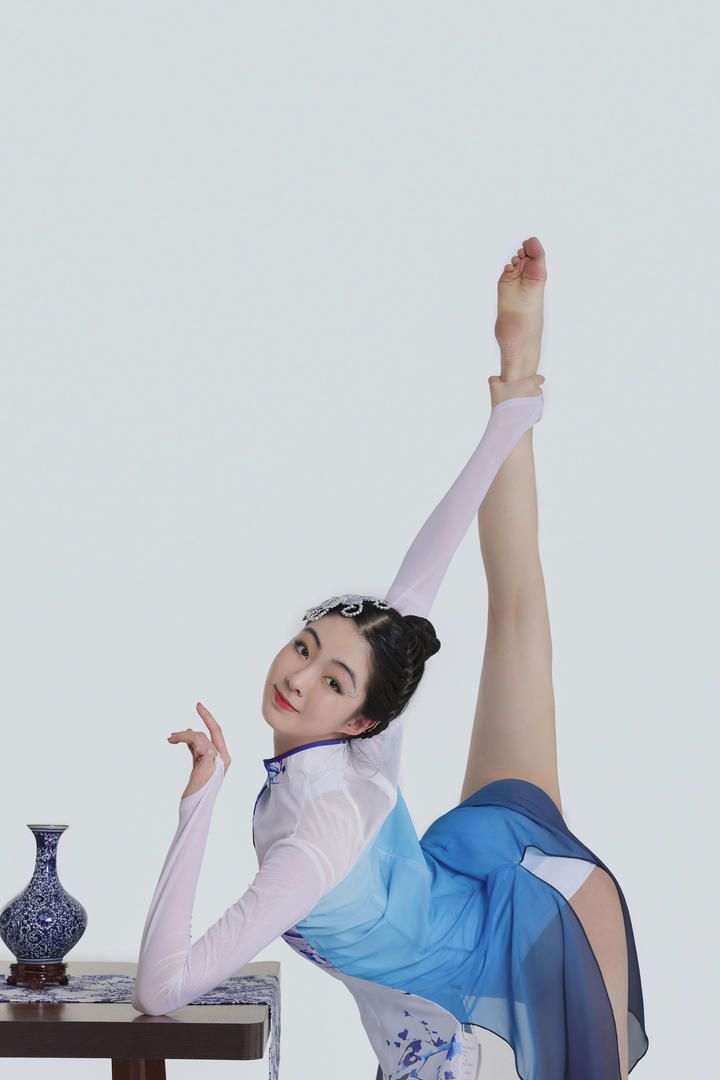 穿着古装做瑜伽的气质美女艺术写真照