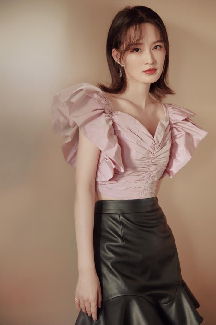 李沁香芋紫蝴蝶袖上衣写真图片