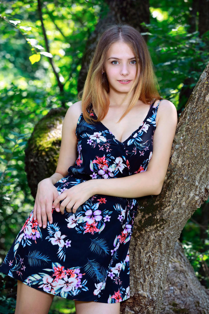 靠在树上的欧美专区美女户外写真套图