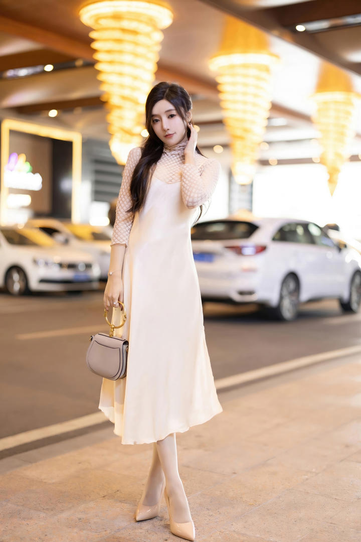 亭亭玉立的漂亮美女模特王馨瑶国产美女街拍图片
