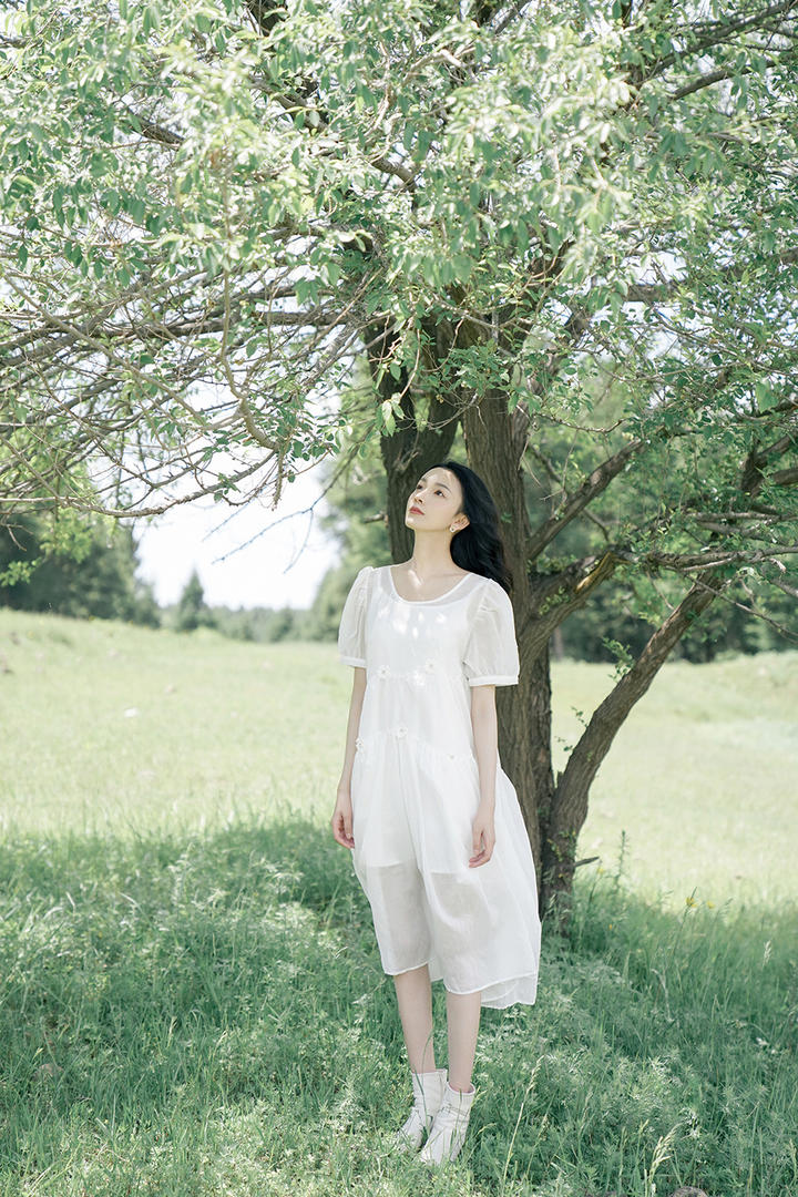 美女明星陈瑶初穿着白色连衣裙户外摄影图片