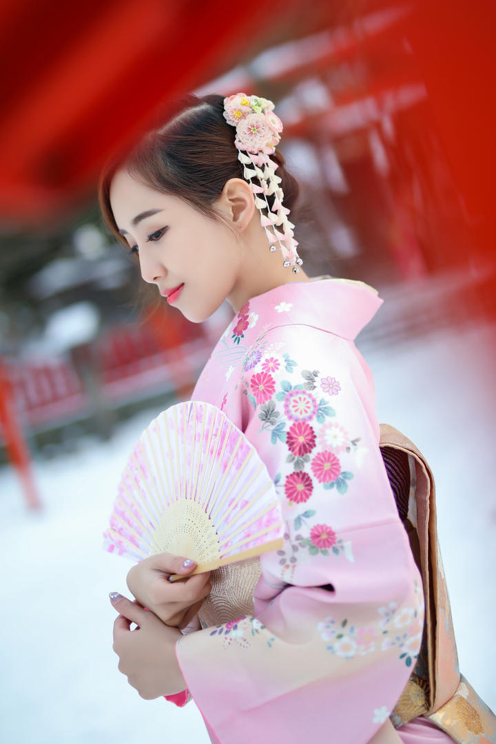 拿着扇子的高清日本和服美女图片
