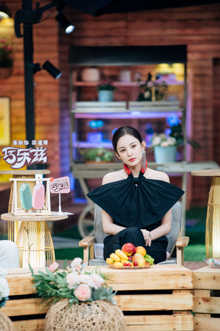 穿礼服的新疆美女明星古力娜扎综艺节目剧照图片