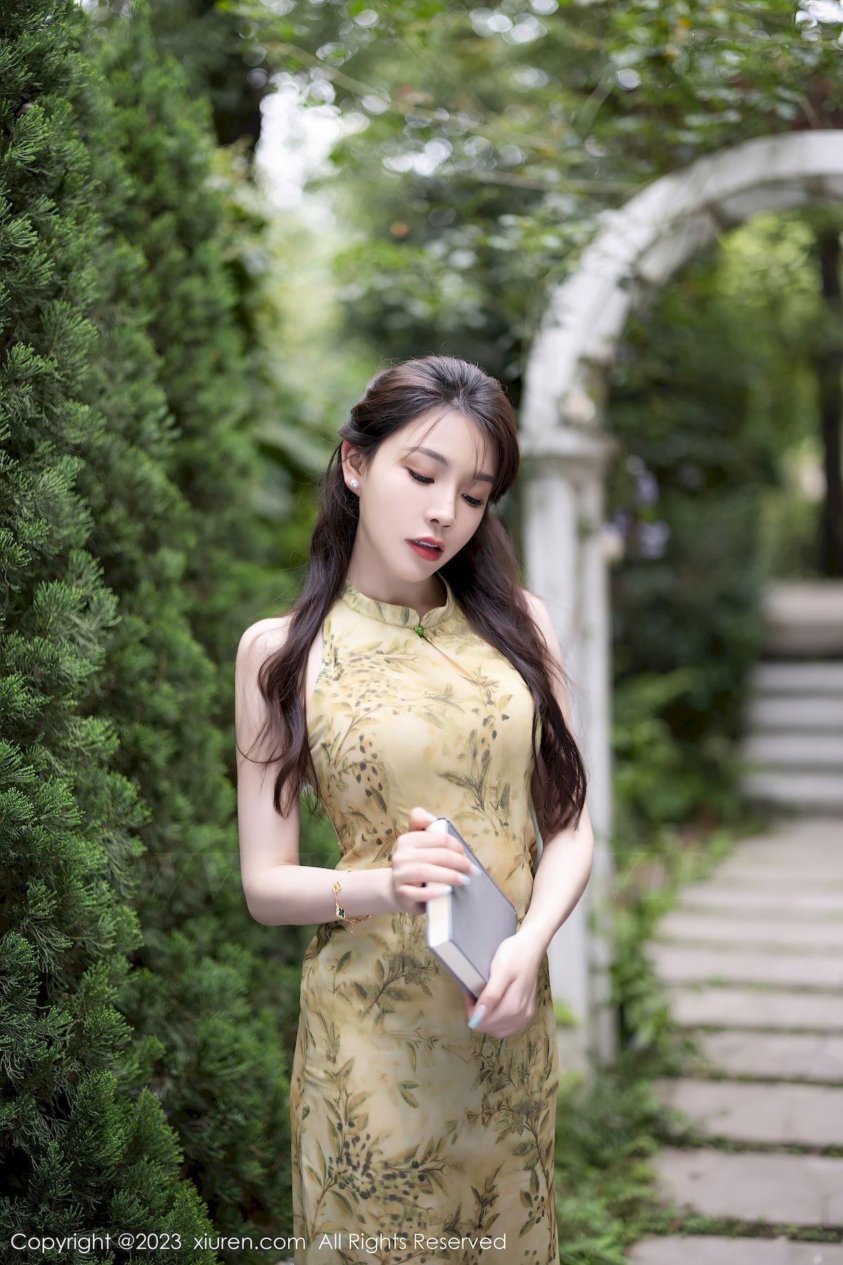 秀人网性感女神徐莉芝Booty浅黄连衣长裙原色丝袜写真