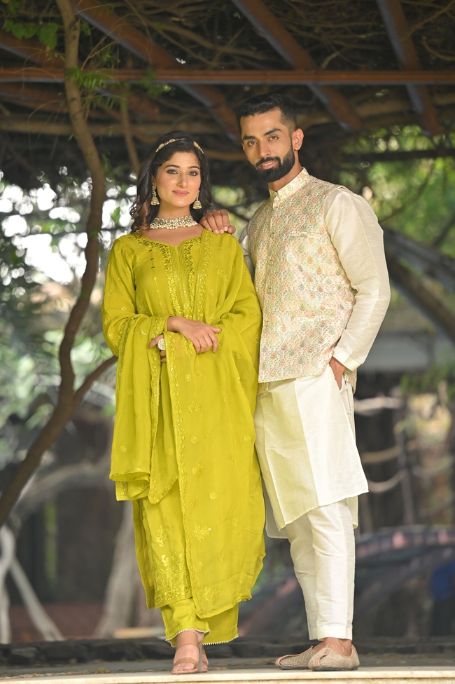 外国传统服饰俊男美女情侣摄影图片