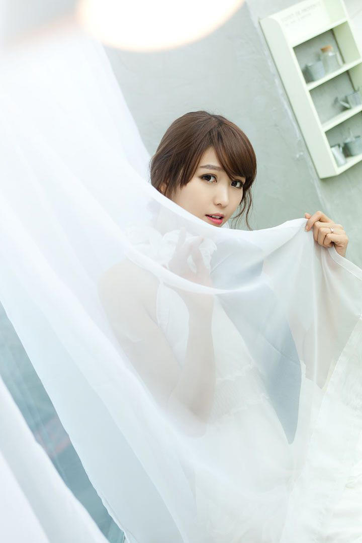 躲在窗帘后的高清韩国美女主播写真图片