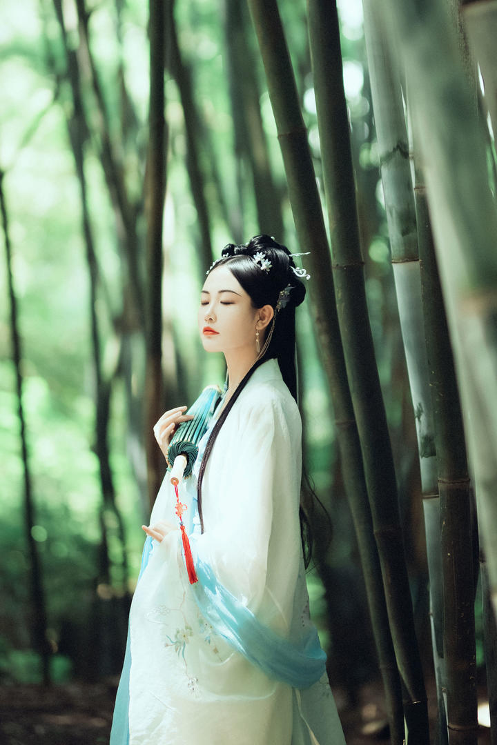 竹林深处的唯美古装美女壁纸图片