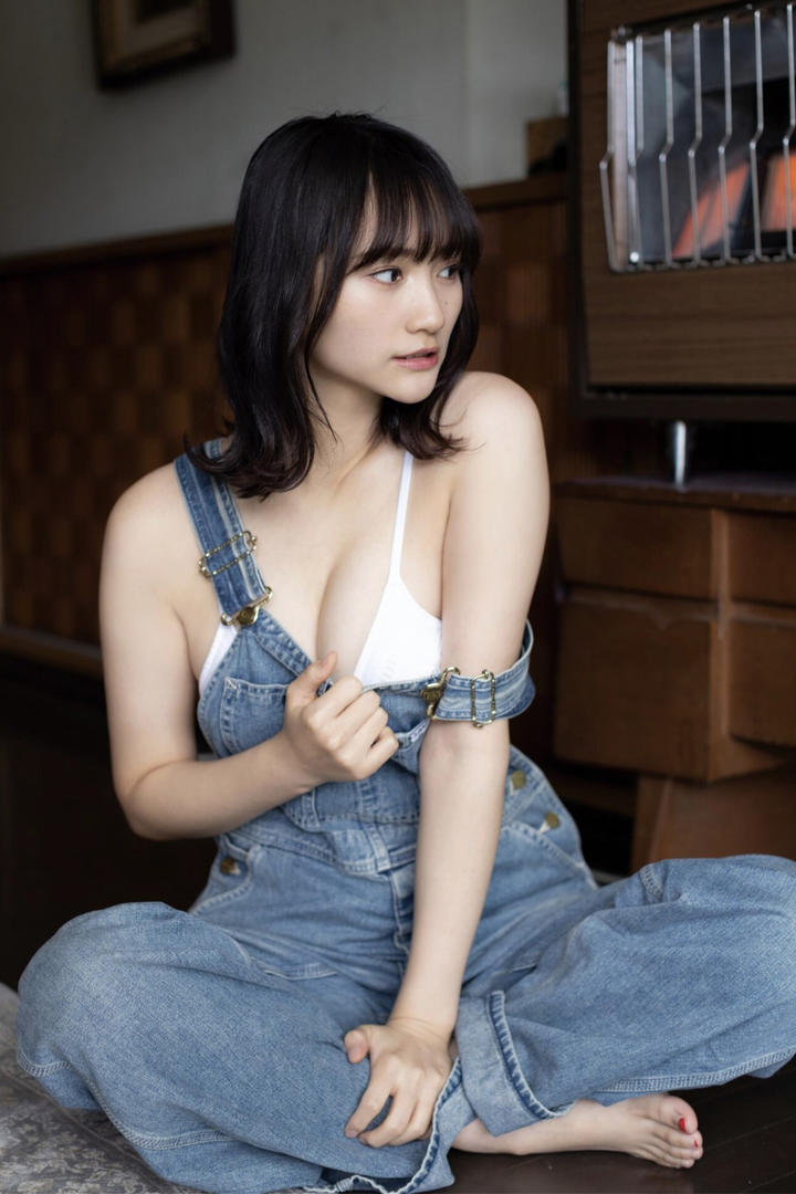 日本大胸背带裤美女