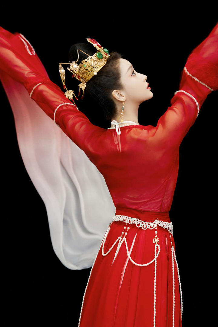 穿着红色裙子的极品颜值古装美女写真图片